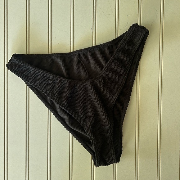 Lulu’s Black Bikini - Picture 4 of 5